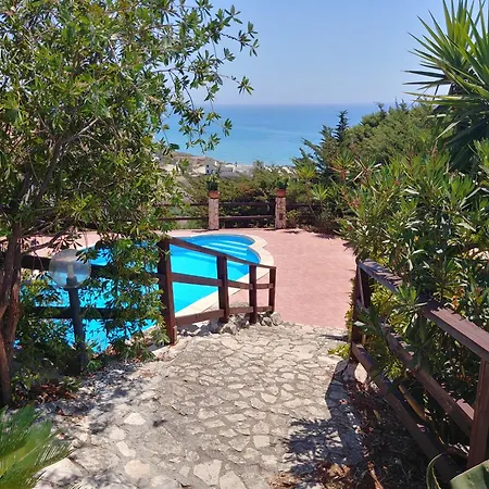 Giallonardomare-villa Con Piscina レアルモンテ